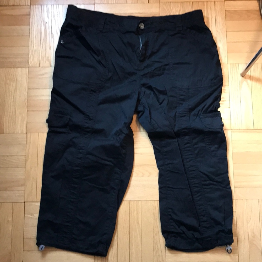 Style and Co black cropped cargo size 18